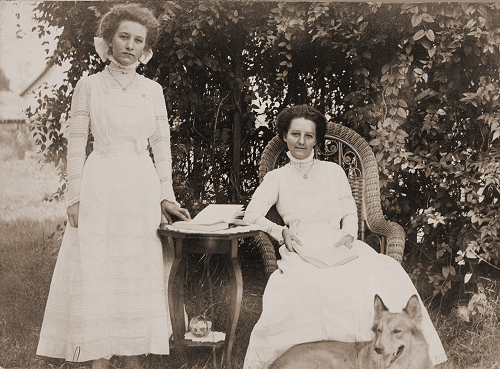 Agnes and Elvera Johnson, September 1909. - Click to Enlarge. Photo of Agnes and Elvera Johnson.